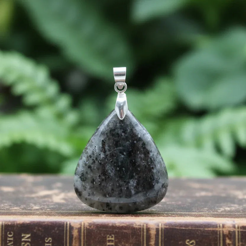 Pendentif en Quartz à Graphite (PE932)