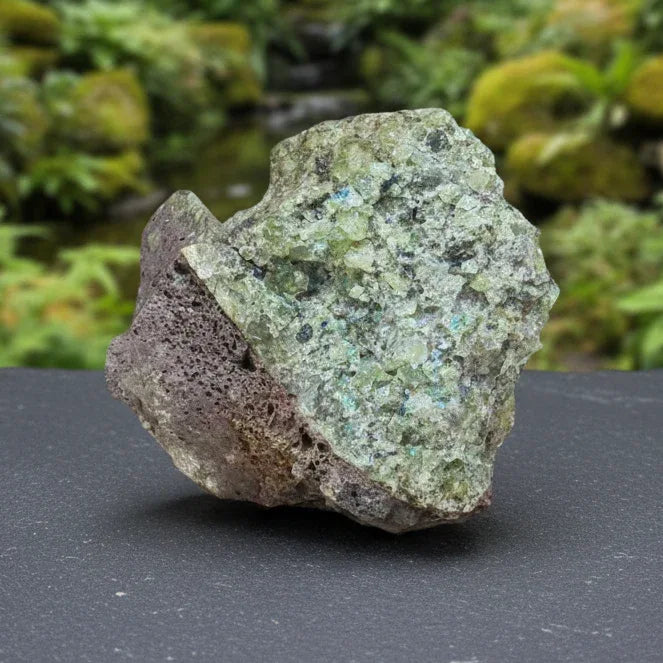 Péridot (Olivine) sur Basalte brut 112g (MB131)