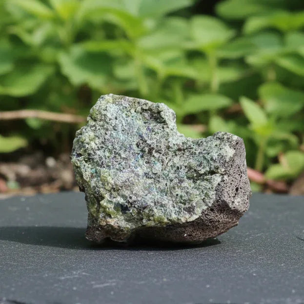 Péridot (Olivine) sur Basalte brut 112g (MB131)