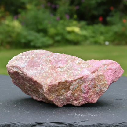 Thulite et Feldspath bruts 222g (MB394-1)