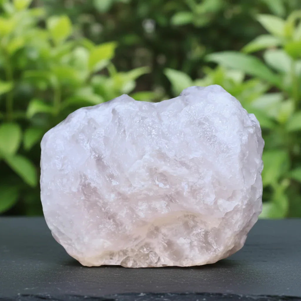 Quartz rose brut, poli et gravé 529g (MB538-1)