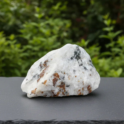 Spinelle noir et Clinohumite sur Calcite brut 37g (MB378-1)