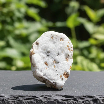 Spinelle noir et Clinohumite sur Calcite brut 37g (MB378-1)