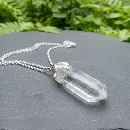 Pendentif en pointe de Cristal de Roche Lodolite (PE2101) - ENAE Minéraux