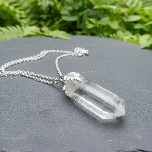 Pendentif en pointe de Cristal de Roche Lodolite (PE2101) - ENAE Minéraux