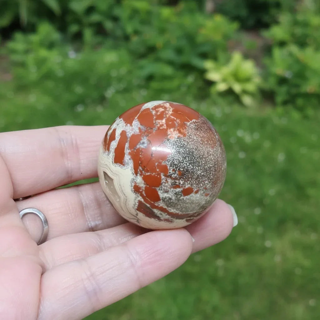 Sphère en Jaspe rouge et Calcédoine 95g (PRGFL754) - ENAE Minéraux