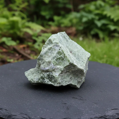 Vésuvianite, Calcite et Grenat grossulaire bruts 122g (MB524) - ENAE Minéraux