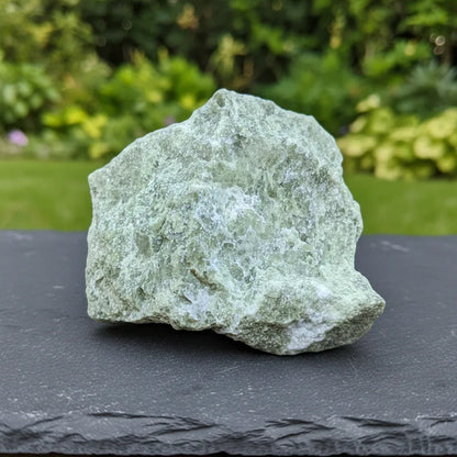 Vésuvianite, Calcite et Grenat grossulaire bruts 122g (MB524) - ENAE Minéraux